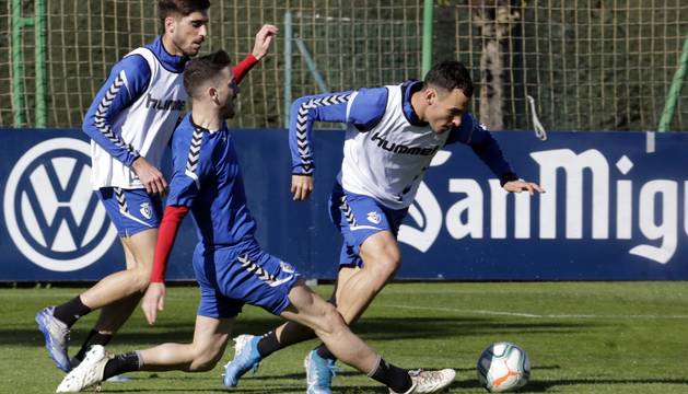 Kike Barja trata de arrebatar el balón a Unai García ante la presencia de Nacho Vidal, ayer en el entrenamiento celebrado en Tajonar.