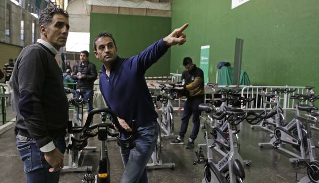 Miguel Induráin, junto con Melcior Mauri, este jueves por la tarde en el frontón de Larraina antes de la master class de spinning.