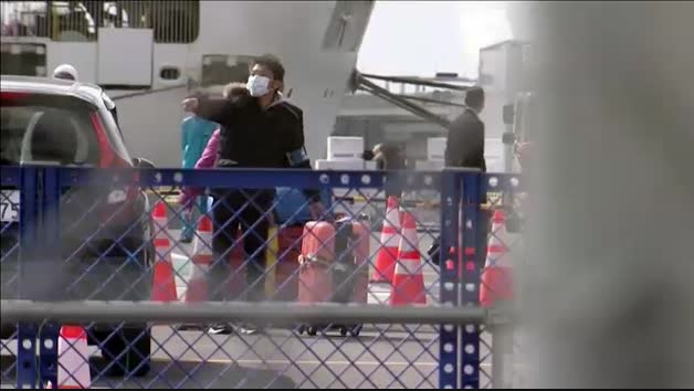 Mueren por coronavirus dos pasajeros del crucero anclado en Japón