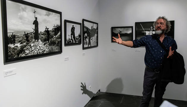 El comisario de la muestra sobre el fotógrafo Koldo Chamorro, Clemente Bernad, durante la inauguración de la exposición.