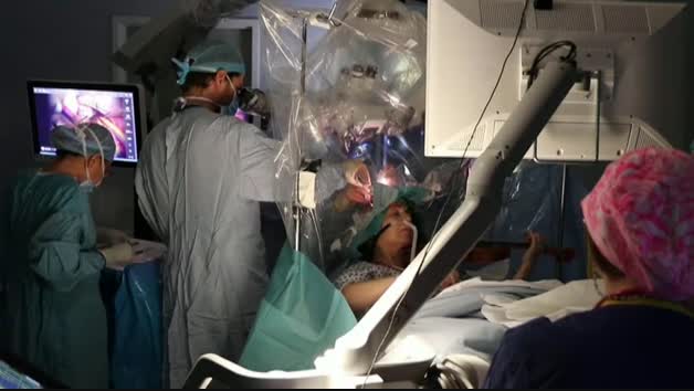 Vídeo: Extirpan un tumor cerebral a una mujer mientras toca el violín