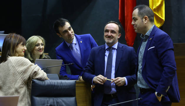 Foto de María Jesús Valdemoros, Javier Esparza y Ramón Alzórriz, este jueves en el Parlamento.