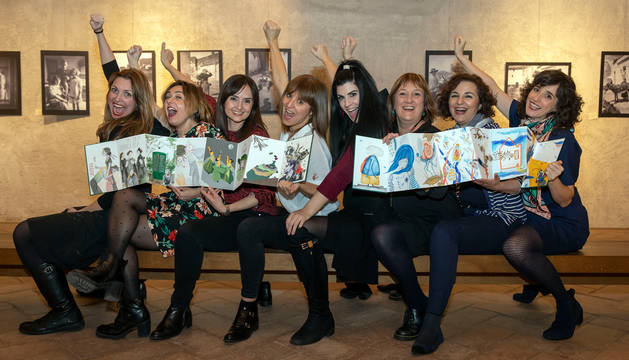Desde la izquierda, Leire Olkotz, Idoia Iribertegui, Berta Suescun, Itziar Goñi, Rebecca Gil, Tea en la azotea, Concha Pasamar y Mila García. Sujetan Universo Lorca y Bichos raros.