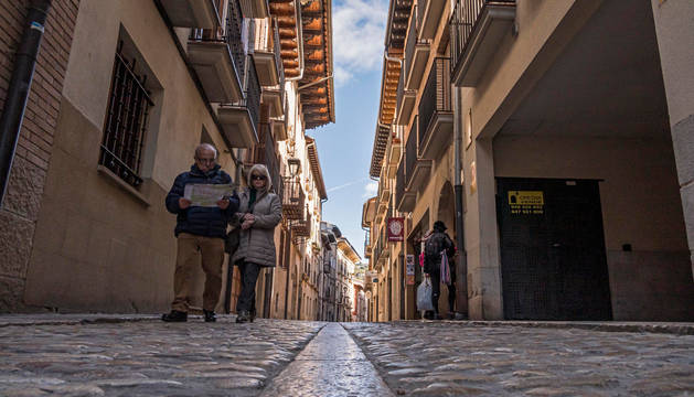 La calle La Rúa de Estella, con su adoquinado característicos que dará paso a un nuevo suelo de losas como el del resto del entorno.