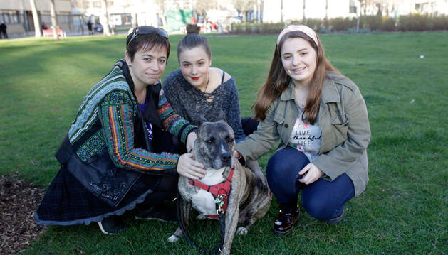 Txika descansa en uno de los jardines de Iturrama rodeada de su familia, desde la izquierda, Marta Vera Arlegui y sus hijas Nerea y Aitana García.