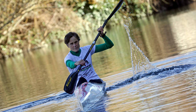 Foto de Amaia Osaba en las aguas del Arga. La imagen se tomó el pasado miércoles junto al antiguo Molino de Caparroso.