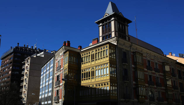 Foto de la calle Padre Moret, donde los edificios originales del I Ensanche se combinan con algunos construidos en el siglo XX.