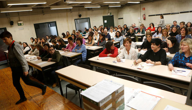 Foto de aspirantes en la oposición de Técnico en Cuidados Auxiliares de Enfermería este sábado, en un aula de la UPNA durante el examen.
