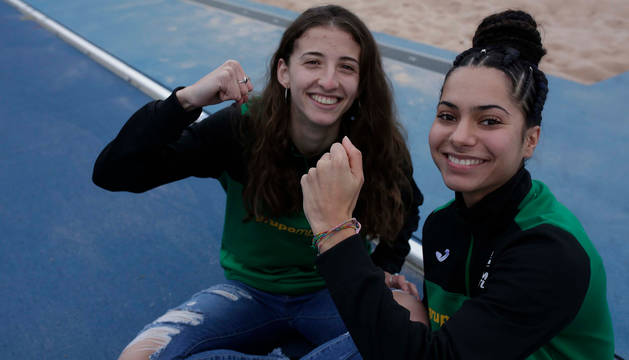 Foto de Nerea Bermejo y Laila Lacuey, el pasado lunes en Larrabide, tras batir sus récords navarros.