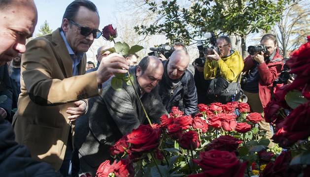 Fotos de la ofrenda en el 20 aniversario del asesinato de Buesa y Díaz