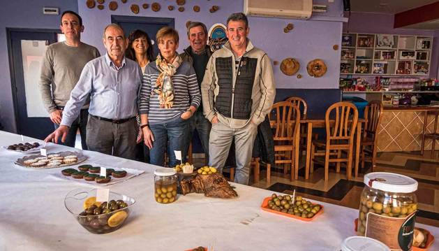 El jurado con los postres y recetas de aceitunas presentados. Lo formaron José Luis Pascual Echeverría, Reyes Jiménez García, José Miguel Osés San Juan, José Luis Martín Rol, Nela Rodríguez Teres y Eugenio Martínez Mauleón.
