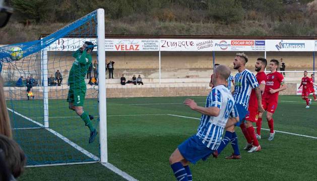 Instante en el que el izarristaToni García (19) golpea el esférico contra la red de la portería del Calahorra. Al lado, Yoel Sola, preparado para un posible rechace del meta.