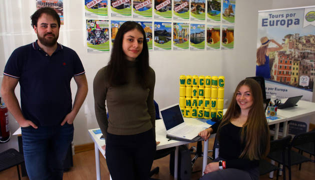 Foto de Igor Anasagasti, junto a las italianas Roberta y Mara, en la oficina de Happy Erasmus.