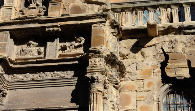 Una de las partes de la fachada principal, sobre la portada renacentista, donde se aprecia el desgaste y el desprendimiento de la piedra.