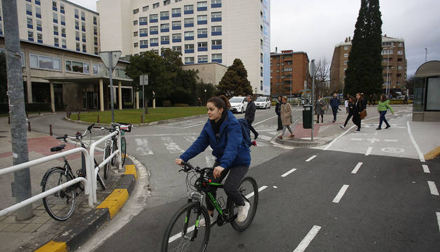 Foto del carril bici y la parada de taxi frente a la Clínica Universidad de Navarra.