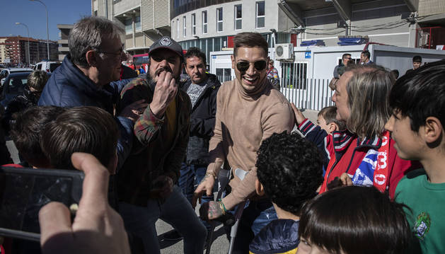 El Chimy Ávila no para de recibir el calor de los aficionados, como sucedió el domingo al salir de El Sadar tras el encuentro contra el Granada.