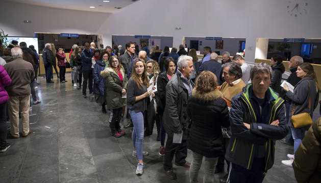 Colas en el ayuntamiento en la segunda votación sobre las vaquillas el 25 de noviembre de 2018.