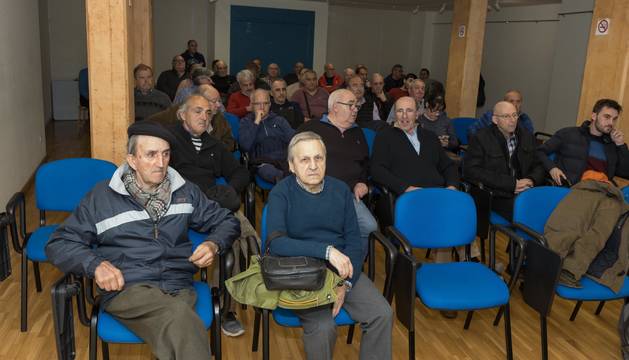 Algunos de los socios que acudieron a la asamblea extraordinaria celebrada este martes.