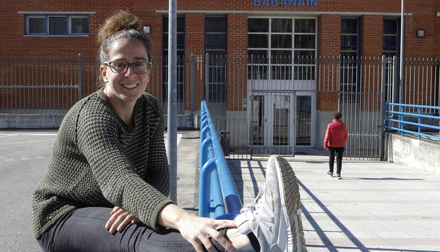 Elena Oset posa delante del polideportivo municipal de Barañáin, donde se ejercitan cientos de vecinos.