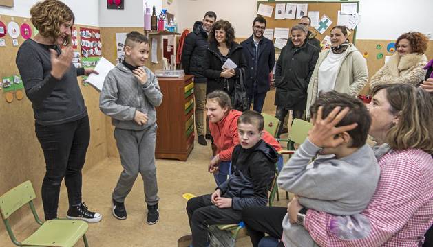 Foto de un momento de la visita de un grupo de parlamentarios a las aulas de educación especial del colegio Remontival de Estella.