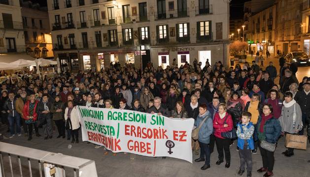Asistentes a la concentración celebrada este jueves en la céntrica plaza de los Fueros de Tudela.