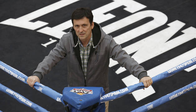 Joxe Vicente Eguzkiza es uno de los organizadores de la velada que acogerá mañana el Navarra Arena. Aquí, posa en el ring del pabellón.