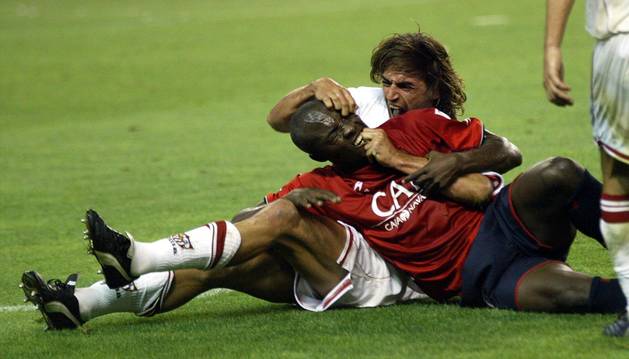 LA BATALLA CAMPAL DE 2004. La pelea entre jugadores dejó esta escena entre Pierre Webó y Javi Navarro.