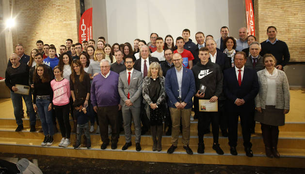 Premiados y autoridades, en la foto de familia tras el acto que tuvo lugar en la residencia Camplus, este jueves en Pamplona.