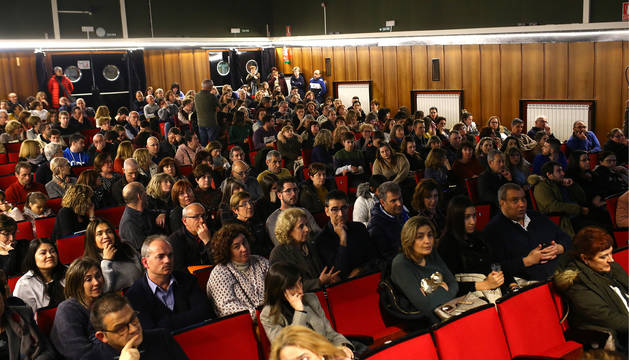 Imagen de los asistentes a la charla impartida ayer en el salón de actos del IES Navarro Villoslada.