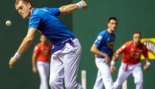 foto de El delantero navarro Unai Laso, junto a Albisu, afronta este próximo domingo un duelo crucial en sus opciones por entrar en las semifinales.