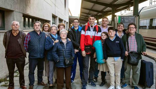Familiares y amigos recibieron ayer en la estación del tren a Rubén Pascual Cortés en su regreso de Polonia.