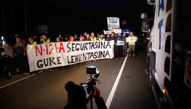 Cabeza de la manifestación, con la pancarta portada por los alcaldes, que recorrió uno de los carriles de la N-121-A.