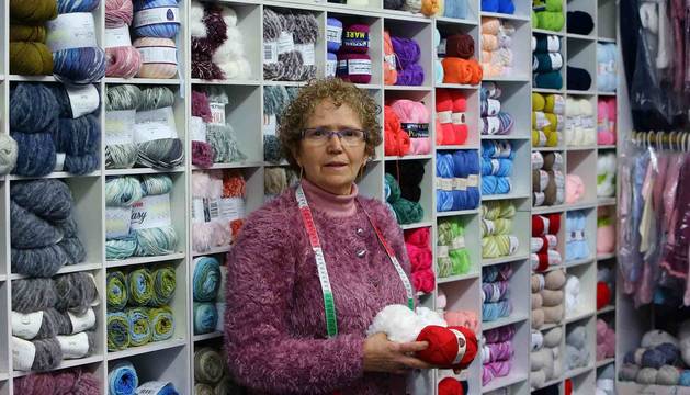Ana Ventura en su tienda de lanas de la calle Monasterio de Irache de Pamplona.