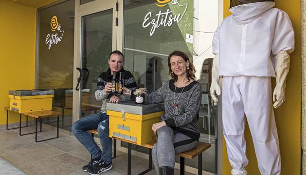 Foto de Xabi Azanza Urra y Txari Eleta Villabona, en el exterior del centro de interpretación de la apicultura que han abierto en Lorca.