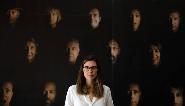 Foto de Garbiñe Ortega, directora artística del Festival Punto de Vista de Pamplona, en el hall del Baluarte, donde se desarrolla la mayor parte de la programación