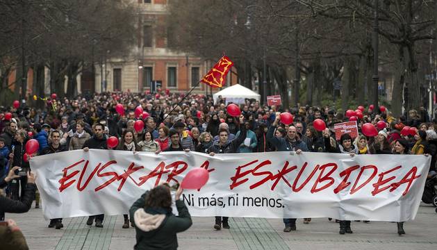 Fotos de la manifestación por el euskera en la educación en Pamplona