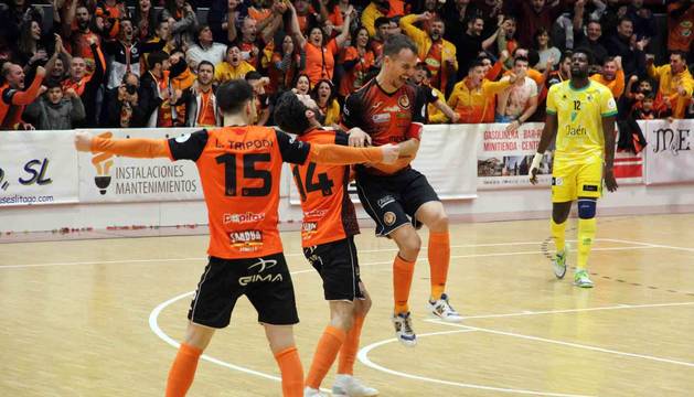Trípodi, Lucas y David celebran el segundo gol del capitán naranja, que ayer anotó un doblete