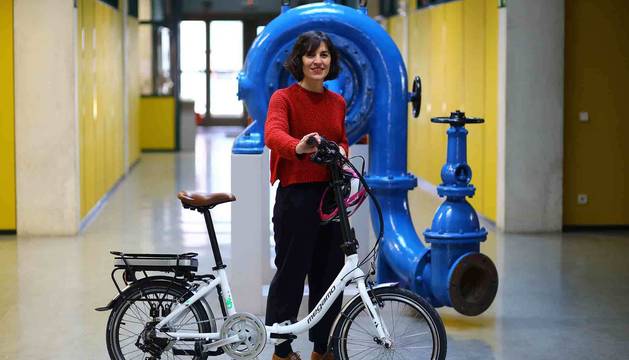 Gurutze Pérez Artieda, con su bici en los pasillos del edificio Los Pinos de la UPNA, donde tiene su despacho.