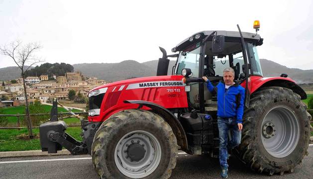 El presidente del sindicato UAGN, Félix Bariáin Zaratiegui, con su tractor. Al fondo, su pueblo, Eslava.