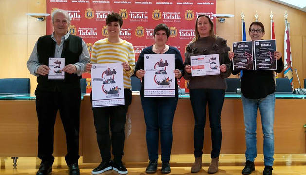 Foto de los ediles Jacinto Goñi, Goizeder Juango, Uxua Olkoz, la técnica de Igualdad, Imelda Mañeru; y Pili Berrio, representante de los colectivos feministas de Tafalla.