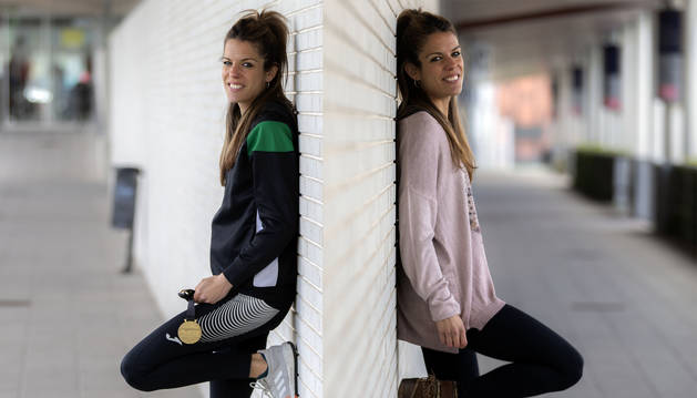 Foto de Maitane, con zapatillas y sujetando su oro nacional de 3000, y la atleta navarra, en Larrabide.