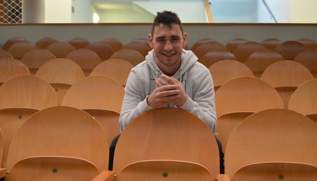 Diego Iturriaga posa en las butacas de cancha del frontón Labrit unos días después de su despedida como pelotari de Baiko.