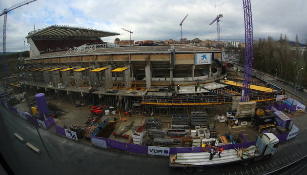 Las obras del estadio de El Sadar vistas desde una de las terrazas del pabellón Navarra Arena. El fondo norte luce la nueva estructura exterior del Muro Rojo sobre la que crecerá el anillo superior, quitando las cubiertas actuales, a partir de mayo.