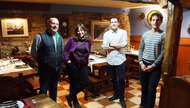 Foto de Txus Cía Asensio (Josenea), Amagoia Abadía Altube (Asador Mediavilla de Sangüesa), Javier Solozábal Amorena (presidente Mancomunidad de Servicios de la Comarca de Sangüesa) e Ibai Goñi Zaldua (educador ambiental y técnico de residuos de la entidad).