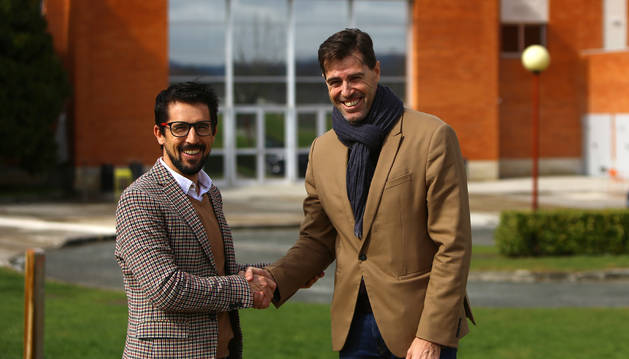 Rodrigo Domínguez y Raúl Chapado, este martes en el campus de la Universidad de Navarra, junto al polideportivo.