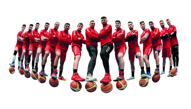 Foto de los jugadores de Osasuna Magna que acuden a la Copa de España son (de izda. a dcha) Oihan Sánchez, Álex Llamas, Asier Llamas, Roberto Martil, Juninho, Bynho, Íñigo Fernández, Diego Mancuso, Araça, Ion Cerviño, Dani Saldise, Ángel Mari Villar, Eric Martel, Rafa Usín y Mario Almagro.