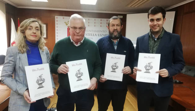 La edil de Deportes del Ayuntamiento de Estella, Marta Azcona; el director del INDJ, Miguel Ángel Pozueta; el presidente del Club Ciclista Estella, Miguel Ángel García Mitxelena; y el alcalde, Gonzalo Fuentes.