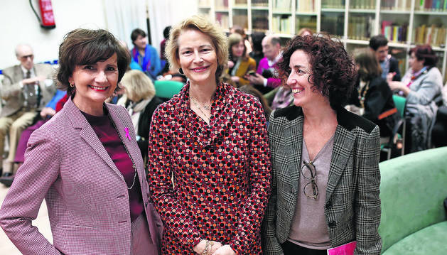 Foto de la presidenta en funciones de Saray, María José Oraá; la autora, Olga Lizasoáin Rumeu; y la psicóloga de la asociación contra el cáncer de mama, Isabel Lamet, el martes en Diario de Navarra.