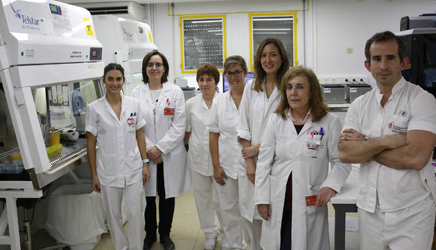 Miembros del servicio de Microbiología del CHN. De izda a decha: Miriam Saenz Decos, Ana Navascués Ortega, Mª José Oronoz Larrea, Maite Hidalgo Cruz, Mª Eugenia Portillo Bordonaba, Carmen Ezpeleta Baquedano y Mikel Gómez Agúndez.