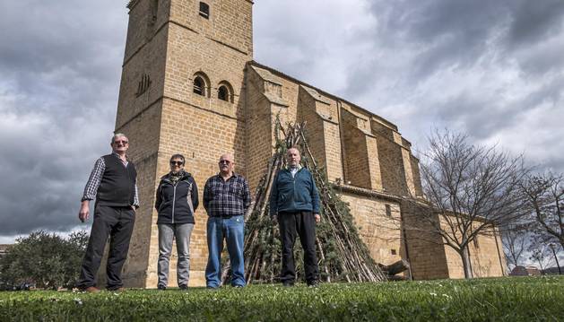 Algunos de los cofrades de la cofradía de Villatuerta junto a la hoguera que se encenderá esta tarde.